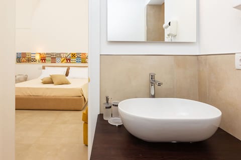 Double Room (Masseria) | Bathroom sink