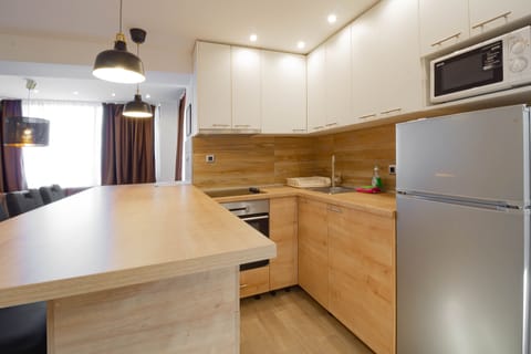 Superior Studio | Private kitchen | Fridge, microwave, oven, stovetop