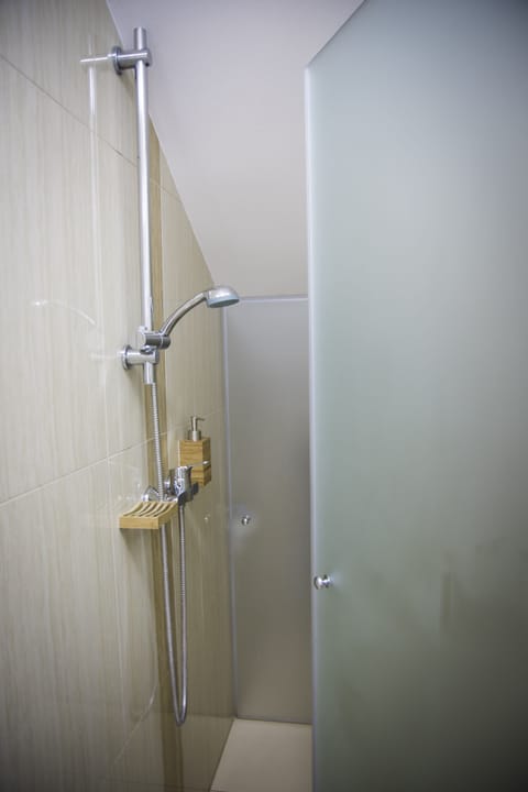 Comfort Apartment, 1 Bedroom (Ground Floor) | Bathroom | Shower, free toiletries, hair dryer, towels