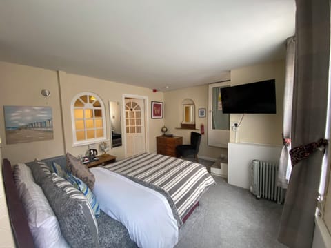 Exclusive Triple Room | Individually decorated, individually furnished, iron/ironing board