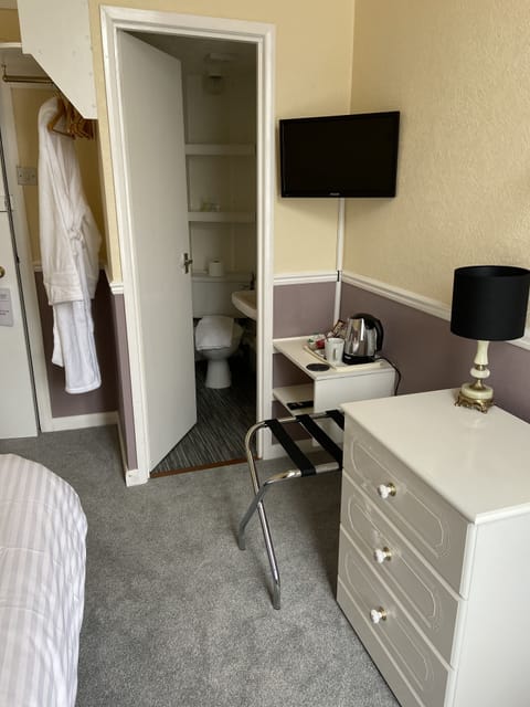 Comfort Single Room | Bathroom amenities | Free toiletries, hair dryer, towels, soap