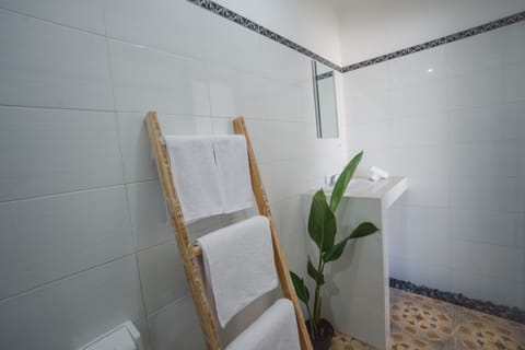 Deluxe Double Room, Sea View | Bathroom | Shower, hair dryer, towels, soap