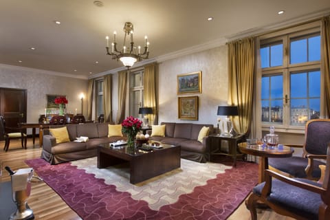 Esplanade Suite, 1 King Bed | Premium bedding, down comforters, minibar, in-room safe