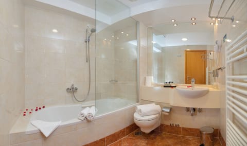 Deep soaking tub, free toiletries, hair dryer, towels