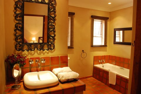 Superior room with jaccuzi | Bathroom | Deep soaking tub, free toiletries, hair dryer, bathrobes