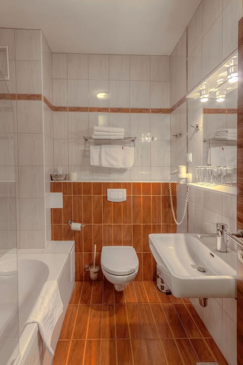 Superior Triple Room | Bathroom | Free toiletries, hair dryer, bathrobes, slippers