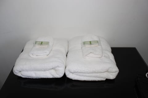 Standard Room, 1 Queen Bed | Bathroom amenities | Towels