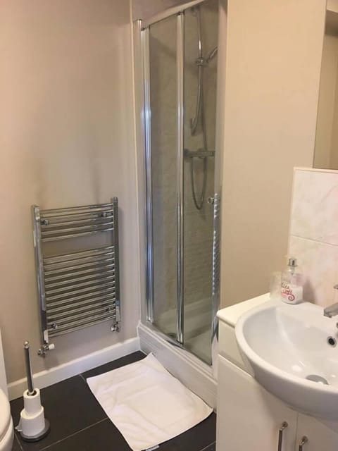 Luxury Suite | Bathroom | Shower, hair dryer, towels