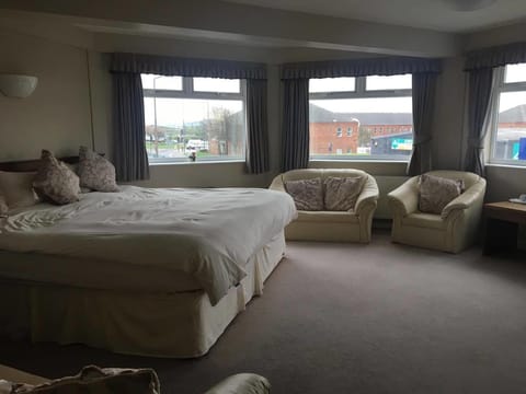 Luxury Suite | Desk, iron/ironing board, free cribs/infant beds, free WiFi