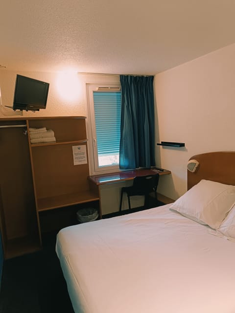 Desk, blackout drapes, free WiFi, bed sheets