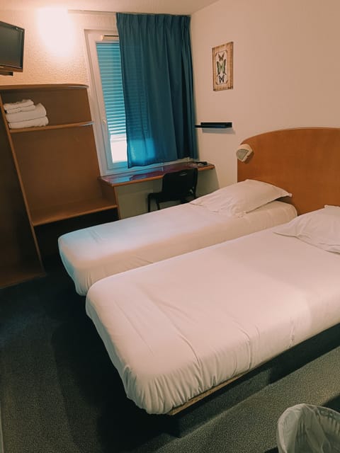 Standard Twin Room | Desk, blackout drapes, free WiFi, bed sheets