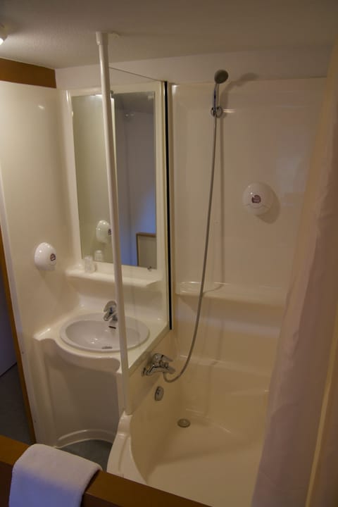 Standard Double Room | Bathroom | Combined shower/tub, free toiletries, hair dryer, towels