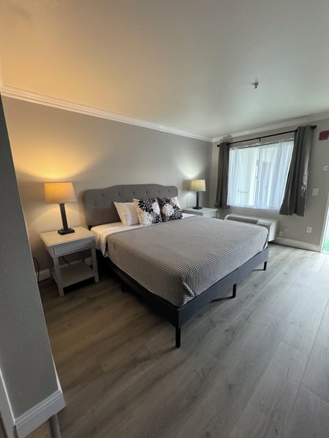 Traditional Room, 1 King Bed | Blackout drapes, free WiFi, bed sheets