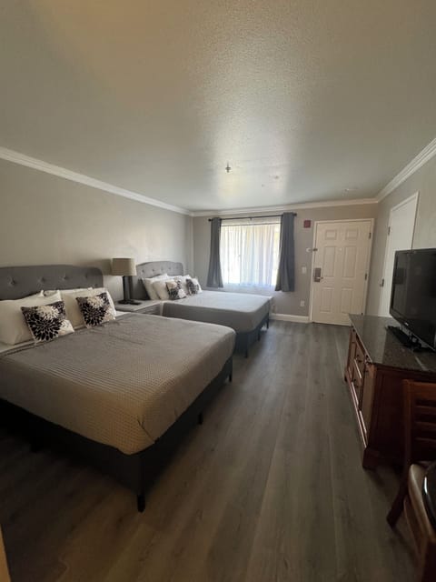 Comfort Room, 2 Queen Beds | Blackout drapes, free WiFi, bed sheets