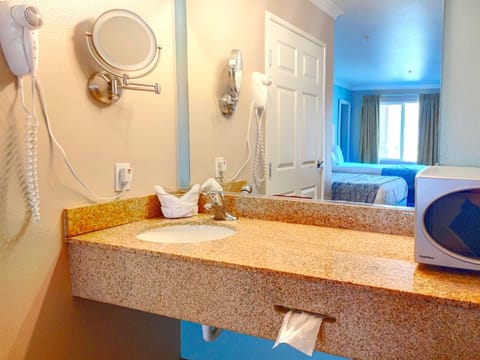 Traditional Room, 2 Double Beds | Bathroom sink