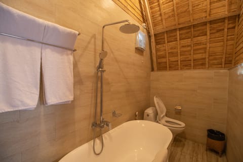 Deluxe Villa, 1 Bedroom, Non Smoking, Garden View | Bathroom | Combined shower/tub, rainfall showerhead, free toiletries, towels