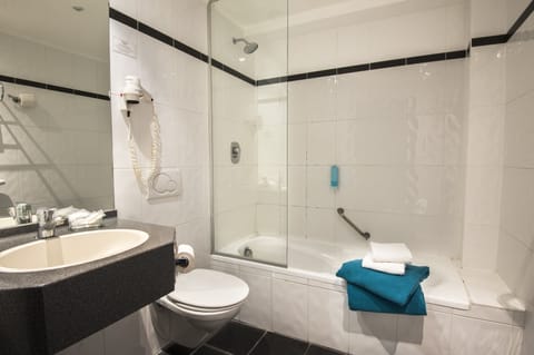 Desk, blackout drapes, free WiFi, bed sheets