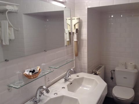 Combined shower/tub, deep soaking tub, free toiletries, hair dryer