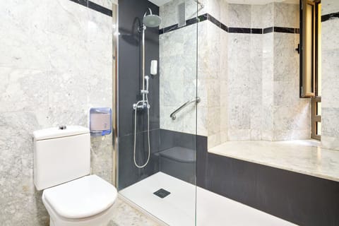 Basic Room (Torre del Conde) | Bathroom | Free toiletries, hair dryer, bidet, towels