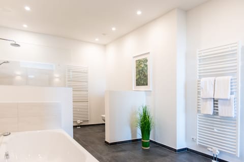 Holiday Apartment Plus | Bathroom | Free toiletries, hair dryer, towels