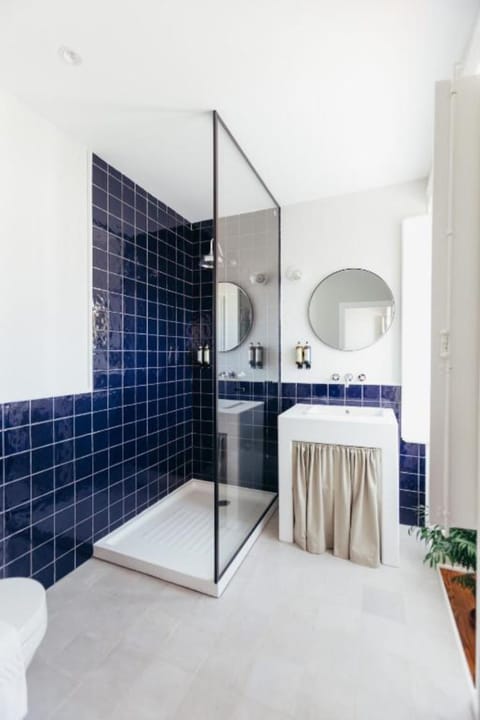 Quarto Superior | Bathroom | Shower, free toiletries, hair dryer, towels