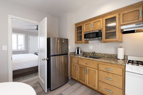 Premium Room | Private kitchen | Microwave, coffee/tea maker