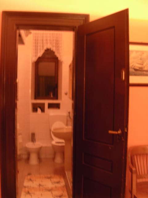 Single Room, Shared Bathroom | Bathroom | Shower, rainfall showerhead, free toiletries, hair dryer