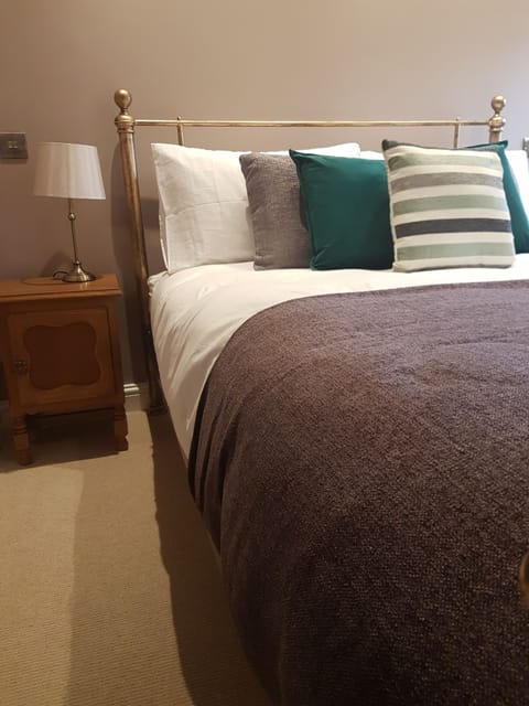 Cosy King Room | Hypo-allergenic bedding, pillowtop beds, individually decorated