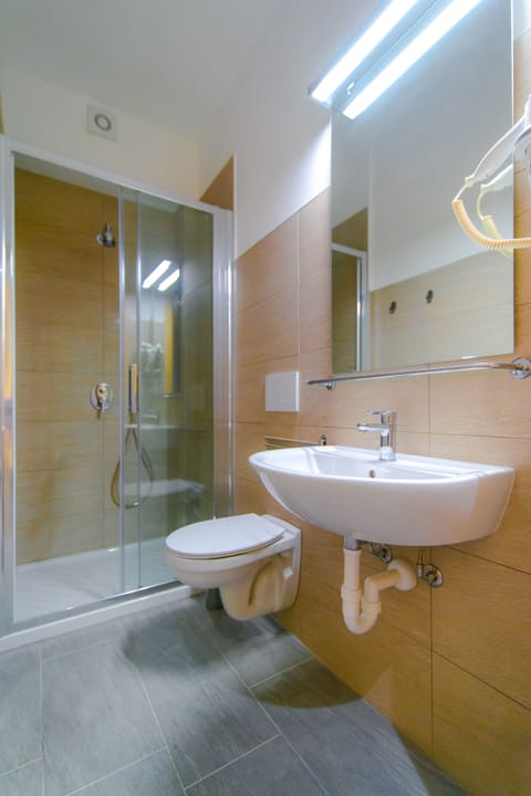 Deluxe Double Room, Balcony | Bathroom | Shower, towels