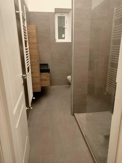 Shower, rainfall showerhead, free toiletries, hair dryer
