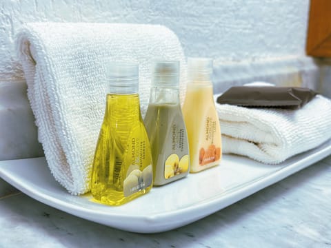 Design Room | Bathroom | Shower, rainfall showerhead, free toiletries, hair dryer