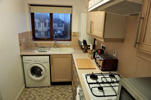 Business Apartment | Private kitchen | Fridge, microwave, oven, electric kettle