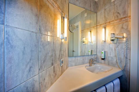 Junior Suite | Bathroom | Free toiletries, hair dryer, bathrobes, slippers