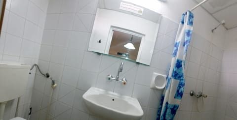 Standard Double or Twin Room, 2 Twin Beds | Bathroom | Shower, rainfall showerhead, hair dryer, bidet