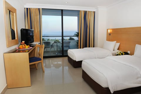 Standard Twin Room with Balcony Sea View | Pillowtop beds, free minibar items, in-room safe, desk