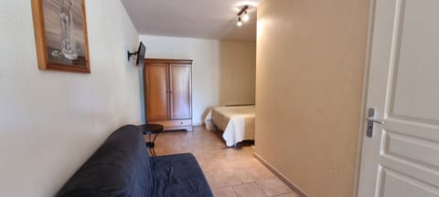 Traditional Quadruple Room | Soundproofing, iron/ironing board, free WiFi, bed sheets