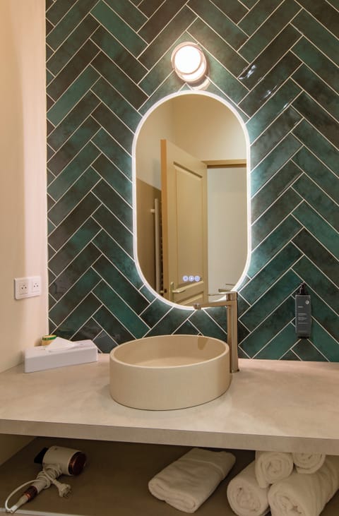 Superior Double Room | Bathroom | Free toiletries, hair dryer, towels