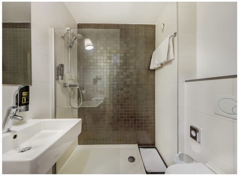 Double Room | Bathroom | Shower, free toiletries, towels