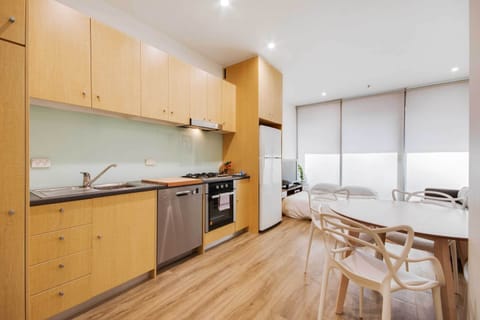 City Apartment, 2 Bedrooms, Balcony | Private kitchen | Full-size fridge, microwave, oven, stovetop