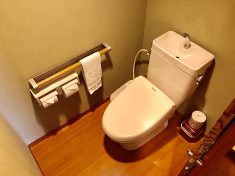 Separate tub and shower, deep soaking tub, free toiletries, hair dryer