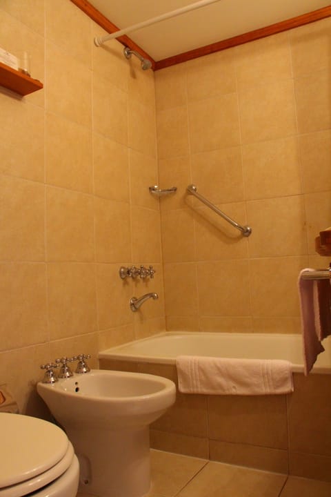 Combined shower/tub, hair dryer, towels