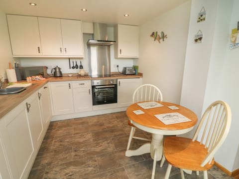 Cottage | Private kitchen | Fridge, microwave, stovetop, dishwasher