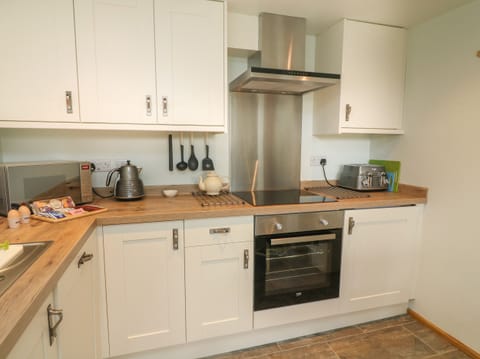 Cottage | Private kitchen | Fridge, microwave, stovetop, dishwasher