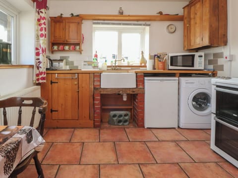 Cottage | Private kitchen | Fridge, microwave, stovetop, cookware/dishes/utensils