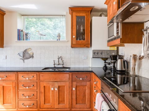 Cottage | Private kitchen | Dishwasher, cookware/dishes/utensils