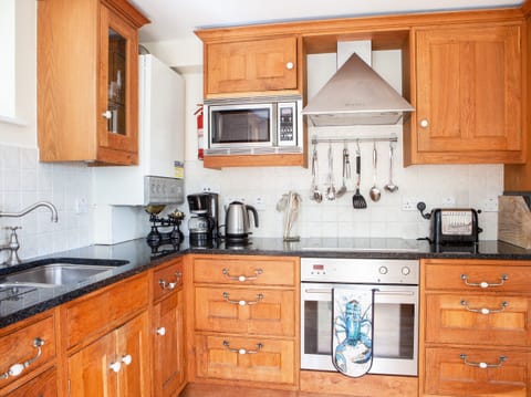 Cottage | Private kitchen | Dishwasher, cookware/dishes/utensils