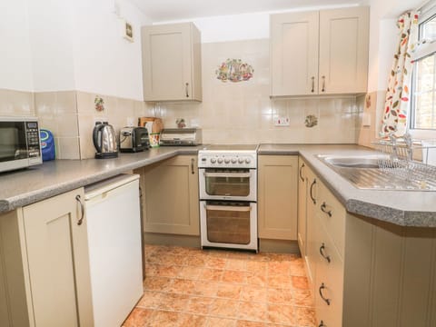 Cottage | Private kitchen | Fridge, microwave, stovetop, dishwasher