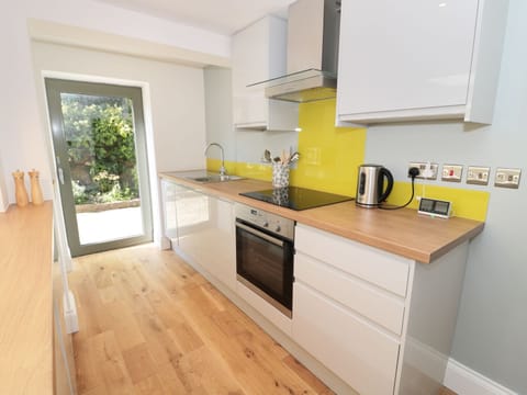 Cottage | Private kitchen | Microwave, stovetop, dishwasher, cookware/dishes/utensils