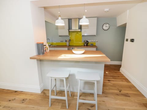 Cottage | Private kitchen | Microwave, stovetop, dishwasher, cookware/dishes/utensils