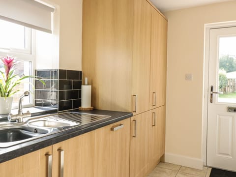 Cottage | Private kitchen | Fridge, microwave, stovetop, dishwasher